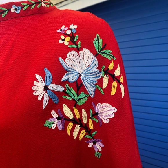 H/P❤️VINTAGE Red Hand Embroidered Boho Cape Wrap! - Picture 4 of 8